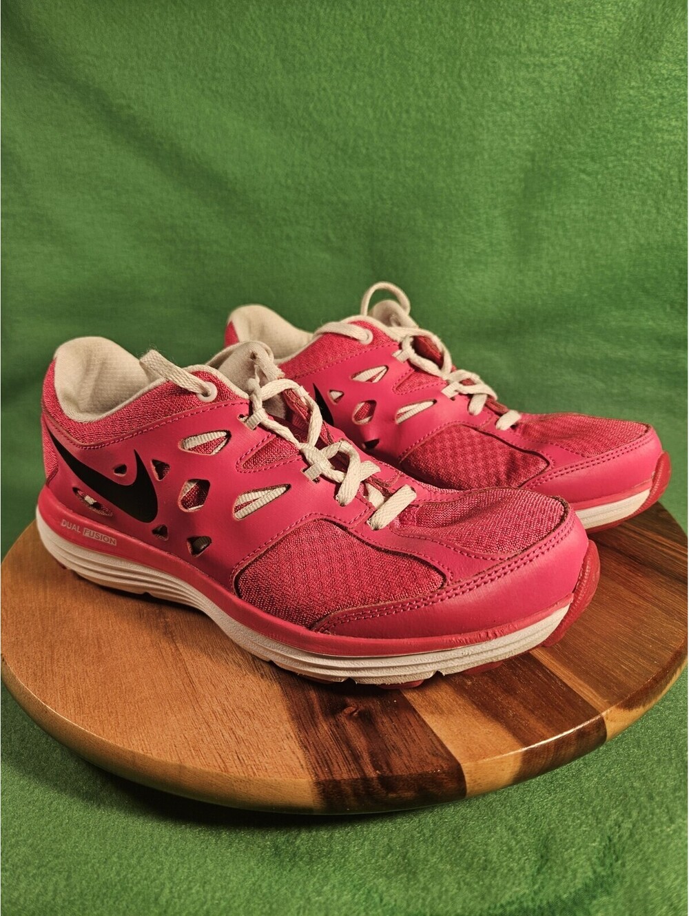 NIKE Dual Fusion Lite Youth Size 5 Pink lace up sneakers. 599295-602